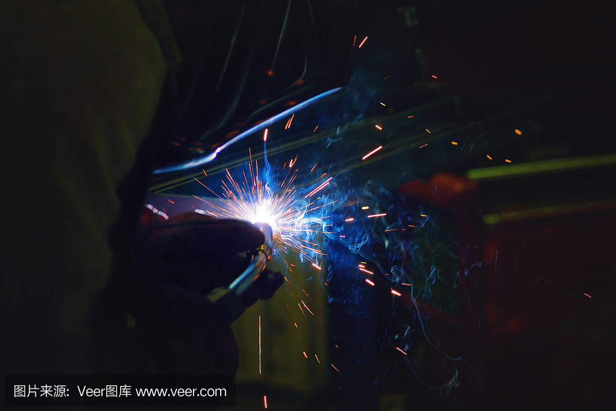 氩保护气体半自动焊接金属生产过程中的焊接火花