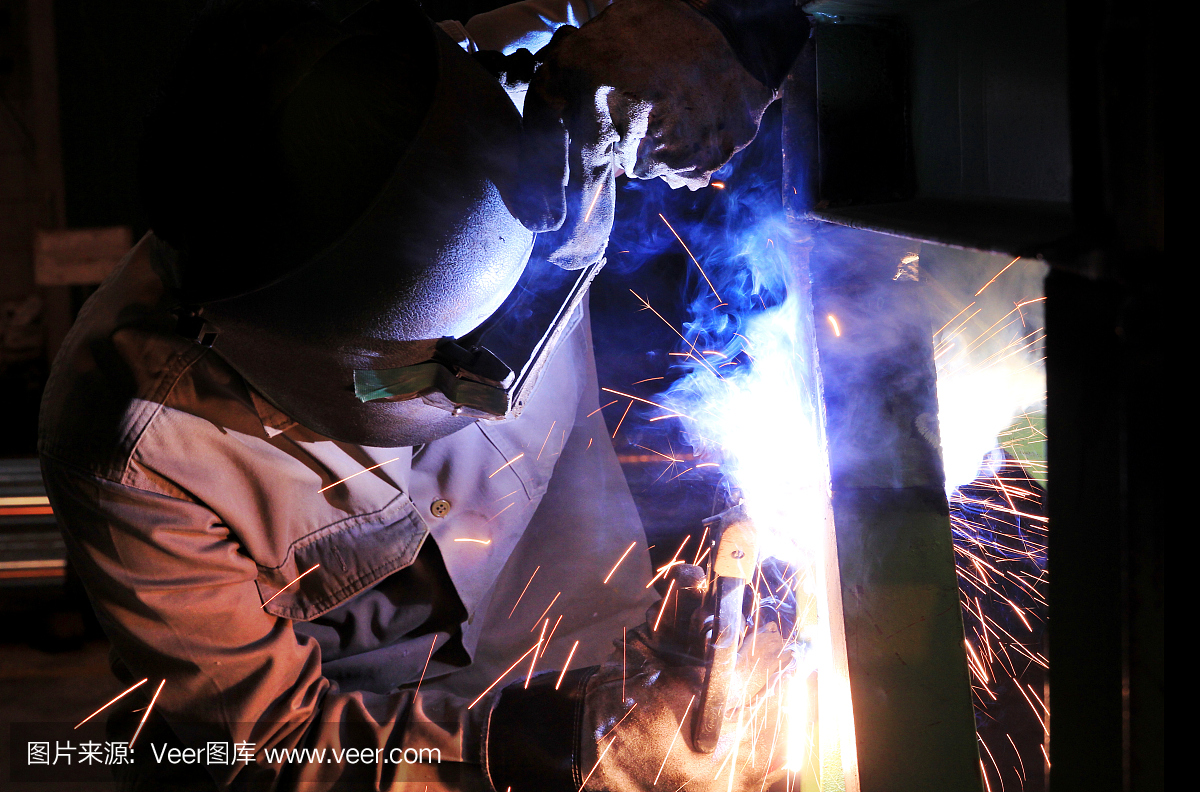 工业工人焊接钢结构